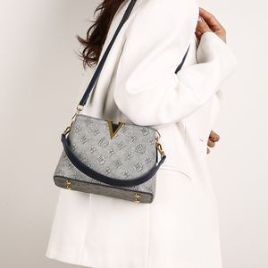 几何印花图案手提包，由PU材料制成的带有V标志的方形女式肩包。2536 - Product Image 6