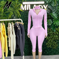 Ensemble assorti haut de gamme personnalisé avec logo, ensemble de sport en nylon, veste à capuche zippée, ensemble de pantalons capri, tenue de sport et de yoga pour femme, automne 2026