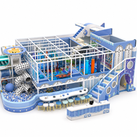 Structure de jeu intérieure personnalisée pour enfants sur le thème Sky Party, avec piscine à balles, toboggan spiralé, structure d'escalade, carrousel et tunnel