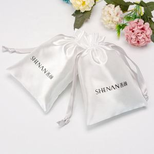 Emballage cadeau luxueux personnalisé en soie satinée avec cordon de serrage pour bijoux - Product Image 2