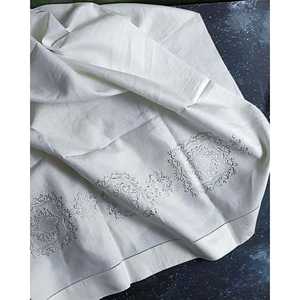 Ensemble de trois chemins de table en lin gris brodés, motif rayé, design élégant, rustique et luxueux pour les dîners, les fêtes, les mariages, tissu en gaze - Product Image 5