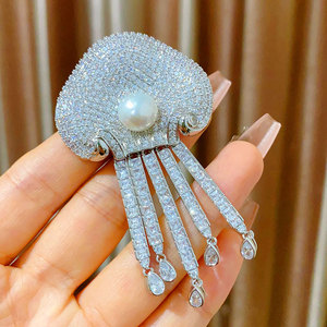 Broche Méduse de Luxe Légère Style Reine à Pompons, Perle d'Eau Douce Haut de Gamme, Bijou Tendance en Cuivre – Meilleure Vente - Product Image 2