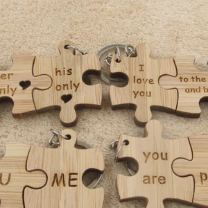 Casse-tête <span class=keywords><strong>personnalisé</strong></span> anglais pour l'amour en <span class=keywords><strong>bois</strong></span> gravé au laser avec lettres creuses <span class=keywords><strong>porte</strong></span>-clés cadeau créatif pour les couples - Product Image 5