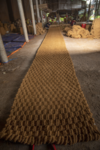 Rollo de Alfombra de Fibra de Coco Natural Color Marrón Dorado, 10m de Longitud, 65kg, Material Ecológico de Fibra de Coco para Uso en Pavimentación de Caminos en Resorts Ecológicos - Product Image 2