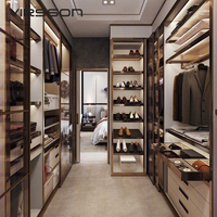 Système de dressing moderne avec portes vitrées, armoire taupe, cadre bronze, tiroirs translucides, design en L sur mesure