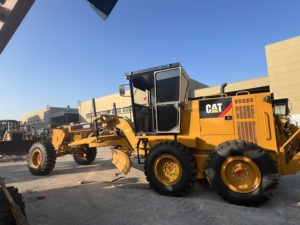 Niveleuse à moteur Caterpillar 140H d'occasion, moteur CAT 3306 d'origine, lame de 14 pieds, bon état, niveleuse routière d'occasion. - Product Image 2