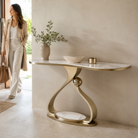 Table console de luxe en faux marbre blanc artistique contemporain avec base en métal en forme de S et sphère dorée, vente en gros