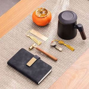 Lot de luxe en gros : Tasse isotherme, Carnet et Ensemble de bureau – Personnalisation haut de gamme avec logo sur mesure – Articles promotionnels et cadeaux directement de l'usine - Product Image 3