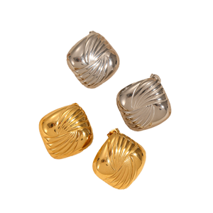 ต่างหูแบบติดหูทรงหยดน้ำลายเปลือกหอยเคลือบทองคำขาวจาก J&D ผลิตจากสแตนเลสสตีลขัดเงา สไตล์เรือเดินสมุทร ป้องกันการแพ้ เหมาะสำหรับผู้หญิง - Product Image 1