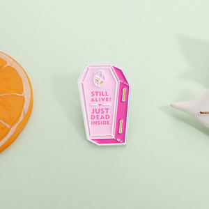Spilla Smaltata 'Still Alive Just Dead Inside', Humor Nero, Citazione Satirica, Broche Rosa a Forma di Bara, Distintivo da Bavero, Gioiello Regalo - Product Image 2