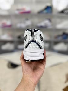 รองเท้าวิ่งคุณภาพสูงระดับพรีเมียม - รองเท้ากีฬารุ่นใหม่ ระบายอากาศได้ดี เหมาะสำหรับทั้งผู้ชายและผู้หญิง ดีไซน์ทันสมัย เหมาะสำหรับการเดิน - Product Image 2