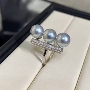 Anillo de Plata de Ley S925 con Perlas, Perlas Akoya Azules Aurora de 8 mm, Casi Redondas, con Pequeñas Imperfecciones, Diseño de Tres Perlas en Barra - Product Image 1