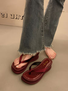 صندل نسائي مخملي بنعل إسفيني ناعم لامع PU بدون انزلاق من أجل عطلات بحر - Product Image 5