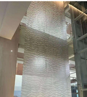 Muro de cortina de agua de malla metálica ondulada de acero inoxidable, pantalla decorativa artística de cascada fluida para interiores, decoración comercial