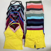 Débardeur de sport sans couture pour femme, dos nu, style halter, et short de yoga taille haute couleur unie avec effet froncé pour femme