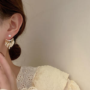 Venta al por mayor nueva gama alta latón moda coreana pendientes declaración pendientes perla Stud pendientes mujer joyería - Product Image 5