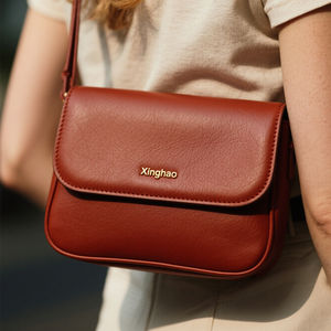 Сумка через плечо из натуральной кожи с логотипом из золотой фольги - Product Image 4