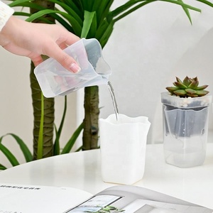 Nouveau <span class=keywords><strong>pot</strong></span> de fleurs carré moderne en plastique avec système d'auto-arrosage pour plantes succulentes, avec couvercle extérieur intégré pour le stockage de l'eau - Product Image 2
