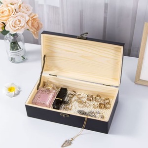 Caja de almacenamiento rectangular de madera con mecanismo de cierre para organizar certificados y joyas - Product Image 3
