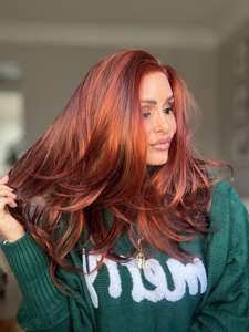 Precio de fábrica: Peluca sintética transparente sin pegamento, de cobre rojo en capas, resistente a altas temperaturas, con aspecto natural y pre-arrancada. - Product Image 3