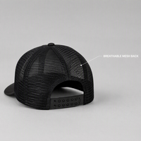 Casquette Trucker en cuir personnalisée avec logo, dos en maille, fermeture snapback, logo en relief, bicolore