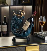 Meuble TV haut de gamme Creative Dancer avec plateau de décoration artistique élégant, porte-bouteilles et accessoires de bar pour la décoration de fête, emballage en carton
