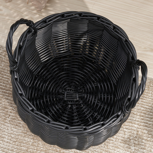 Panier rond en résine tressée Lucius 13x13x10.2 Noir avec poignées pour le rangement - Product Image 6