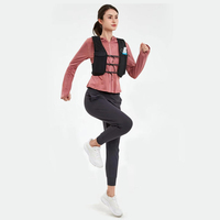 Gilet d'hydratation en nylon imperméable personnalisé, sangles de sterno-claviculaires élastiques réglables, gourde souple, design réfléchissant pour la course à pied