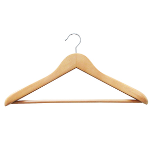 Percha de madera clásica con contorno natural y hombros anchos para taller de sastrería profesional, percha de madera personalizada. - Product Image 1