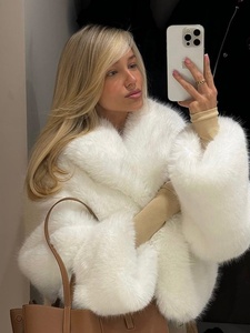 Zeyu 2026 Nouvelle Veste Courte Oversize en Fausse Fourrure Blanche pour <span class=keywords><strong>Femme</strong></span>, Col Revers, Manches Lanterne, Douce et Moelleuse, Tendance Hiver, ODM/OEM - Product Image 2