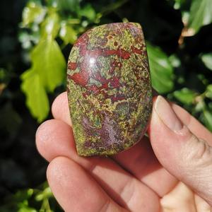 Vente en gros de pierres de sang de dragon sculptées de haute qualité, style bohème, pour la méditation, la décoration intérieure et la chance - Product Image 4