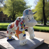 Sculpture de gorille en résine peinte à la main, conçue sur mesure pour l'art. Une collision de charme enfantin et d'art, un objet de collection d'art.