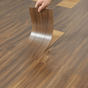 กระเบื้องปูพื้นลายไม้ กันน้ำและทนไฟสำหรับใช้ในครัวเรือน ซ่อมแซมและปรับปรุงพื้นปูนแบบไม่ใช้กาว วัสดุปูพื้นพีวีซี - Product Image 2