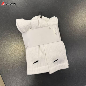 Produits phares 2026 Chaussettes de sport 6 paires Chaussettes en coton tricotées à semelle épaisse Chaussettes de basketball blanches N-k Emballage anglais pour hommes - Product Image 4