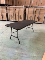 Table pliante rectangulaire noire de 6 pieds en plastique moderne de haute qualité pour l'extérieur – Vente en gros