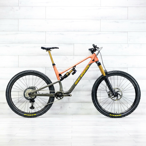 Bicicleta de Montaña con Suspensión Completa, Cuadro Naranja, Neumáticos Maxxis, Diseño Ligero - Product Image 1