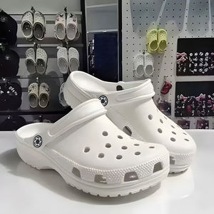 Zuecos de EVA de secado rápido, transpirables, con diseño perforado, sandalias fáciles de poner para uso en el hogar y la playa. - Product Image 2