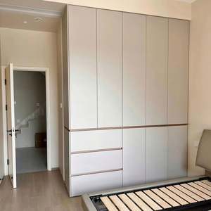 Armario de madera de estilo italiano de gama alta para muebles de dormitorio personalizados, producción en masa para villas familiares - Product Image 1