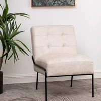 Fauteuil de salon élégant et luxueux avec coussins confortables, structure durable et design intemporel, idéal pour la relaxation et la lecture
