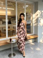Robe longue en satin tie-dye asymétrique à épaules dénudées et manches évasées, coupe ajustée, idéale pour les soirées – Collection 2026, vente en gros
