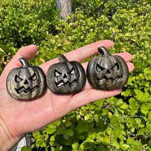 งานแกะสลักหัวผีฟักทองจากหินออบซิเดียนสีดำธรรมชาติ ทำด้วยมือ ของตกแต่งฮาโลวีน ตุ๊กตาคริสตัลสำหรับตกแต่งบ้านและเป็นของขวัญ - Product Image 3
