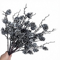Décoration de Noël : Branche de sapin artificielle effet neige avec 7 pommes de pin séchées, style Wabi-Sabi, pour vitrine de fêtes