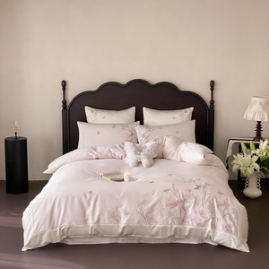 Elegante Set di Biancheria da Letto con Ricamo Floreale e Farfalle, 4 Pezzi, Copripiumino Rosa Setoso, Lenzuola Morbide e Federe per Camera da Letto Principale - Product Image 1