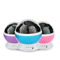 Veilleuse LED rotative en plastique avec projection de ciel étoilé et contrôle par bouton, petit cadeau de Noël avec lune et étoiles