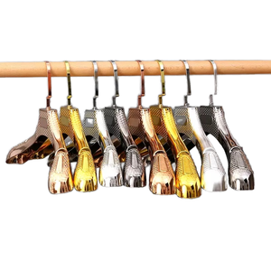 Percha de Plástico Ecológica con Recubrimiento Dorado Electrolítico, Diseño Moderno y Acabado Brillante, Sin Reseñas Aún - Product Image 1