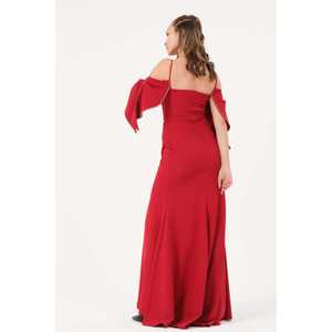 Elegante Vestido de Noche Rojo con Hombros Descubiertos, Corte Ajustado, Corpiño Fruncido y Tela de Satén con Cintura Natural - Product Image 3