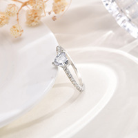 Yiwu DAICY vente chaude en acier inoxydable chrome coeur anneau amour coeur cubique zircon anneau femmes bague de mariage