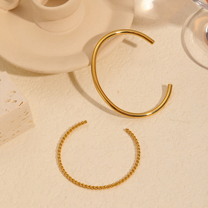 กำไลข้อมือแบบเปิดชุบทองสไตล์มินิมอลยุโรปอเมริกันสำหรับผู้หญิง เครื่องประดับไทเทเนียมสตีล 18K ลายบิดเกลียว - Product Image 1