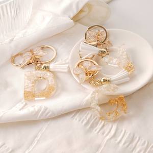 Llavero Colgante Clásico Inglés con Diseño de Borla y Mariposa, Abrebotellas de Plástico Dorado Impermeable, con Concha Blanca y Resina, para Navidad - Product Image 4