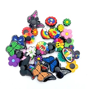 Décorations de chaussures en gros, breloques personnalisées en forme de fleurs de dessin animé pour accessoires de chaussures de jardin, bijoux - Product Image 4